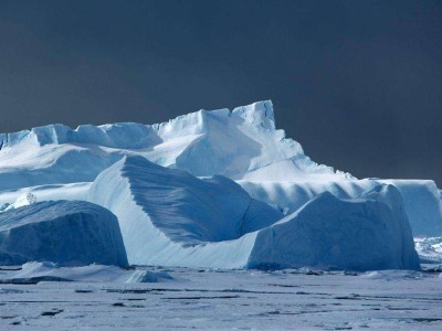 新研究称格陵兰岛冰盖持续消融 可致海平面80年内上升10厘米