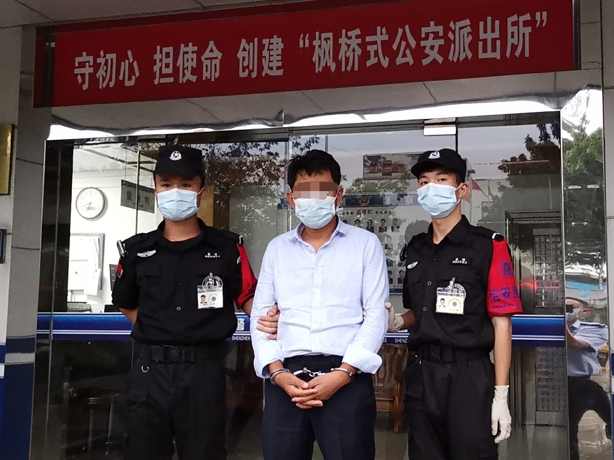 航班受台风影响被取消，深圳一男子用一沓钞票怒砸执勤人员