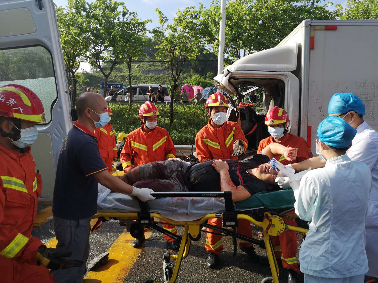 南坪快速坂田路段一货车撞上半挂车，货车司机鲜血直流