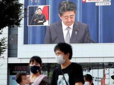 日本首相安倍晋三召开记者会，宣布辞去首相职务