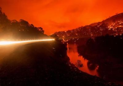 加州72小时内遭上万次雷击：引发数百起火灾，大量房屋被毁