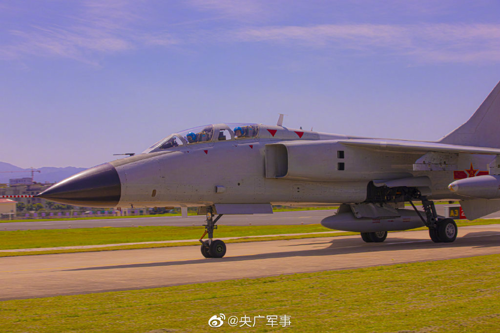 多图｜东部战区海军航空兵某旅开展大强度跨昼夜训练