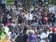 美国民众怒火再燃，华盛顿举行大规模反种族主义游行