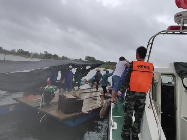 11名渔民被困海上 海警顶着7级阵风紧急成功救助