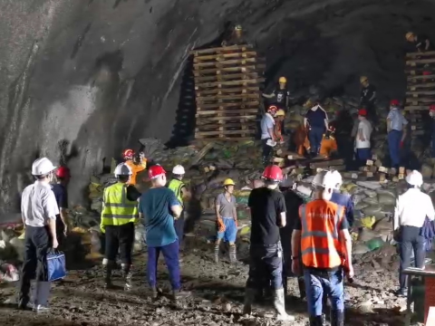 云南王岗山隧道坍塌事故4名被困者生命体征正常，仍在救援中