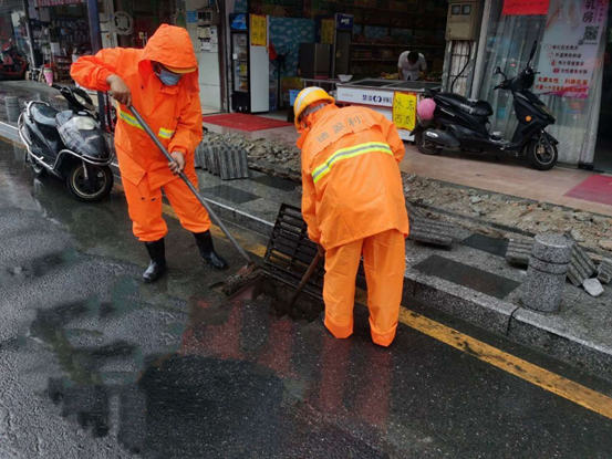 凤凰街道全力防御强降雨确保汛期安全