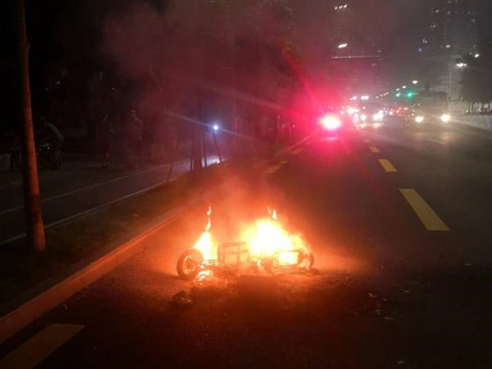 电动车行驶中自燃 罗湖交警紧急处置