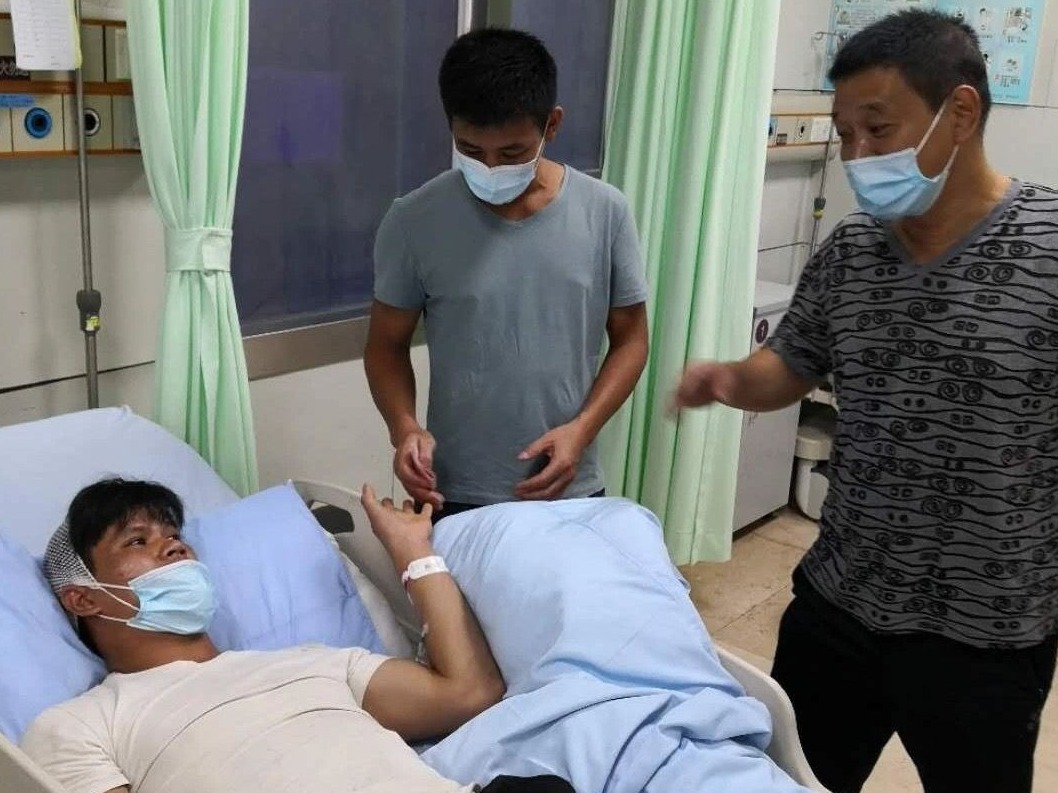 极速真探 | 小伙下楼摔倒后脑出血，众人伸出援手