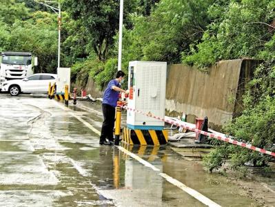 兴东社区消除台风过后边坡安全隐患