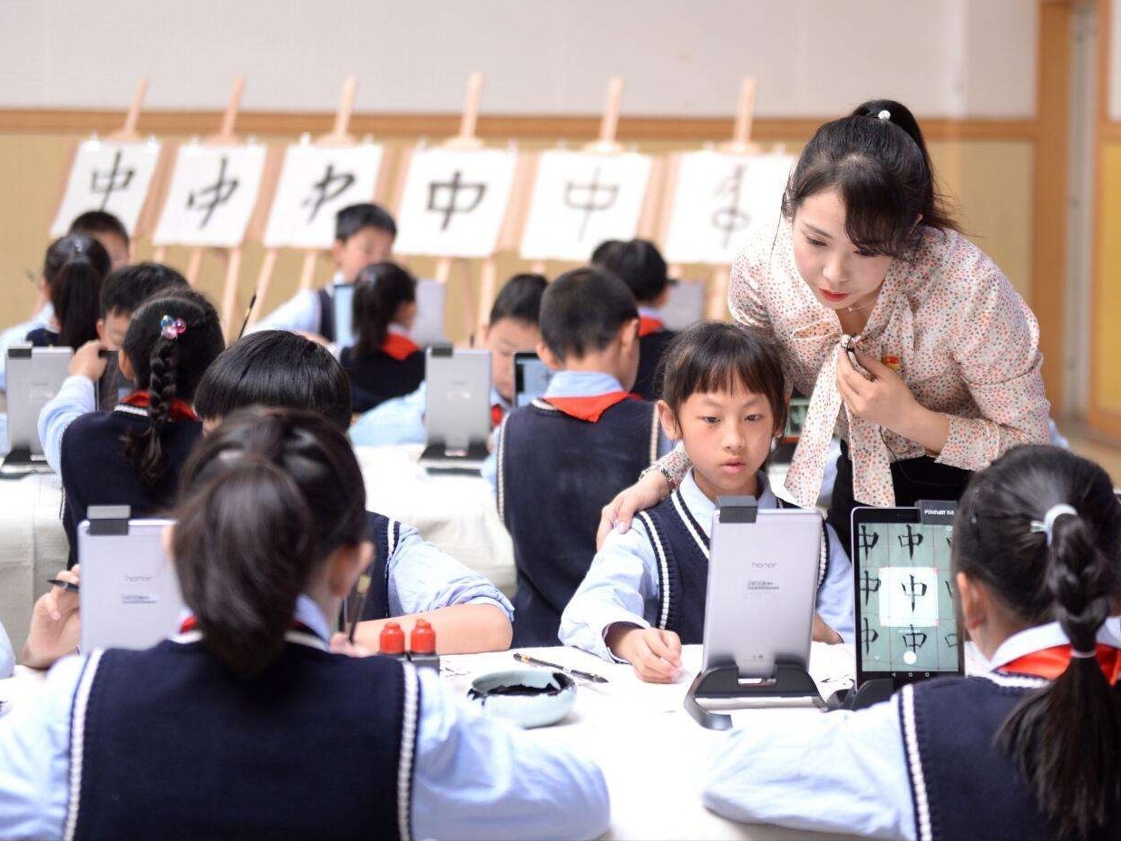 深圳将动态调整教师待遇：确保中小学教师平均收入不低于公务员