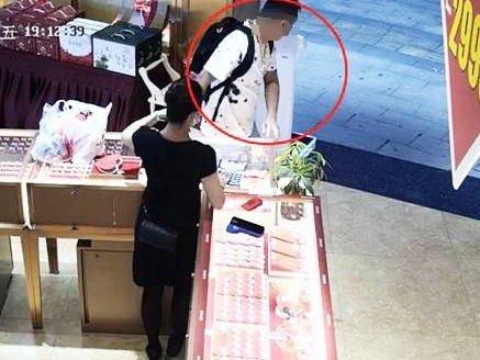 广州一男子抢10万珠宝首饰戴着就跑，次日一早就被抓