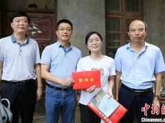 欲带奶奶上学的江西女孩收到湖南大学录取通知书