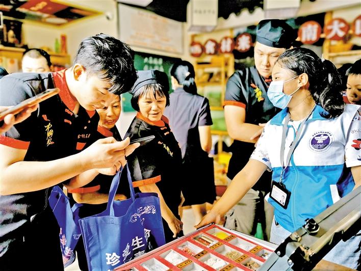 禁毒宣传进餐厅 教市民识别K粉