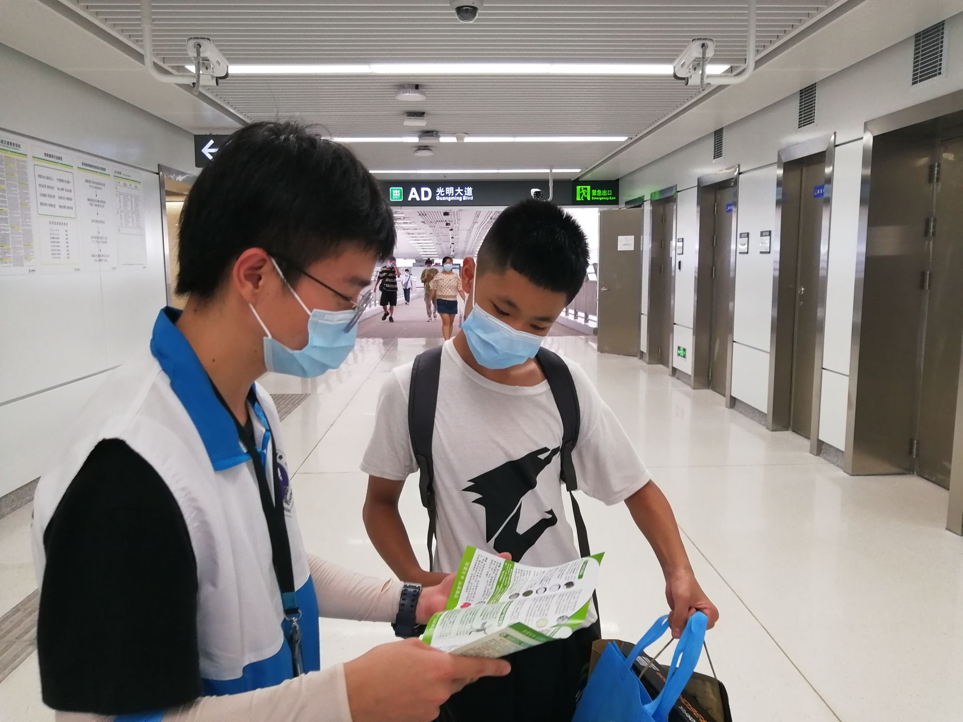 “禁毒蓝白马甲”走进地铁6号线|再掀禁毒“新六进”宣传新高潮