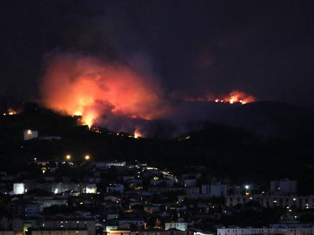 法国东南部森林大火：2700多人撤离，超一千公顷森林被毁