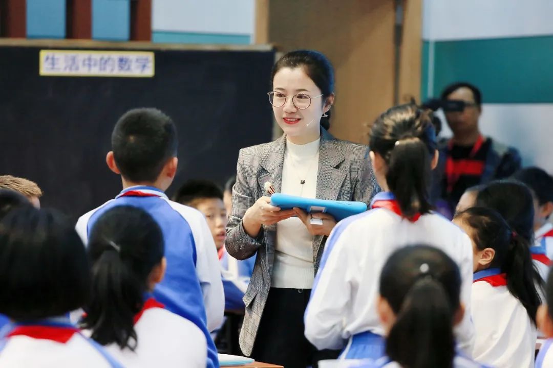 致敬龙岗优秀教师 | 何跃华：真情为师，智慧教学