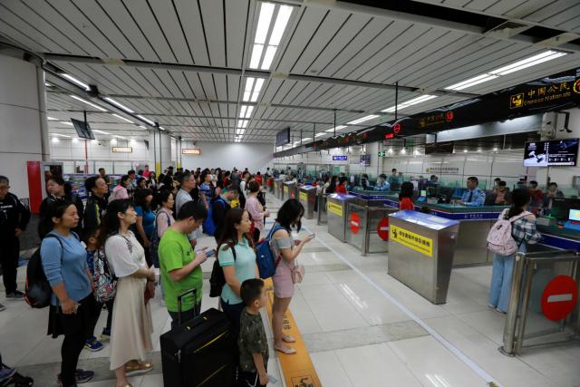 深圳湾边检站查验旅客超4亿，多举措保障旅客通关安全