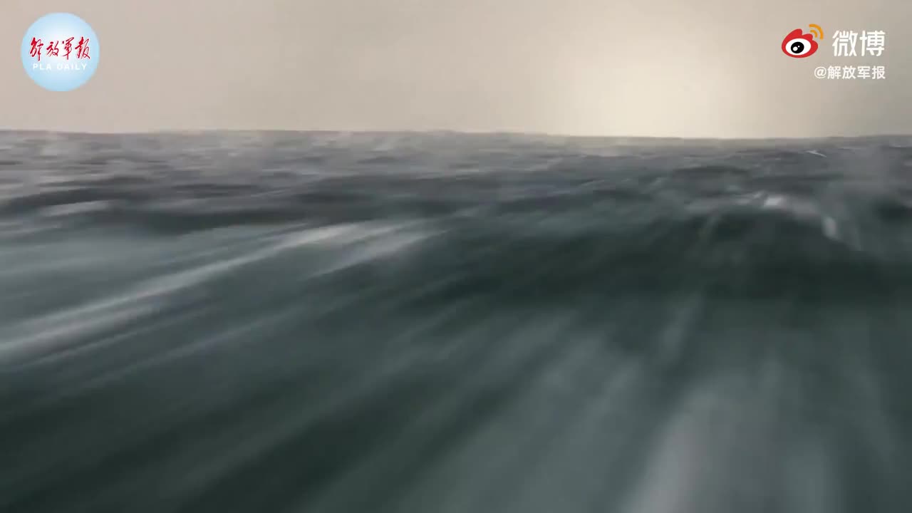 燃! 歼15战机楔形编队跨越海空