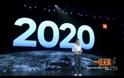 小米十周年雷军“一往无前”演讲：三个超大杯亮相，发布全球第一部透明电视