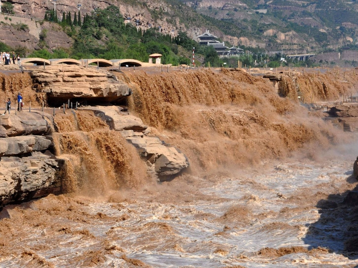 山西壶口瀑布景区受洪峰影响暂时关闭 
