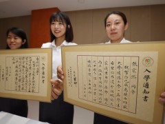这所小学为700名新生手写入学通知书