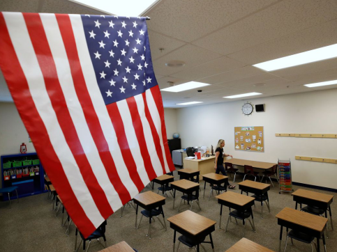 美国陷入“开学困局”：高校复课扎堆感染，在家上课问题频发