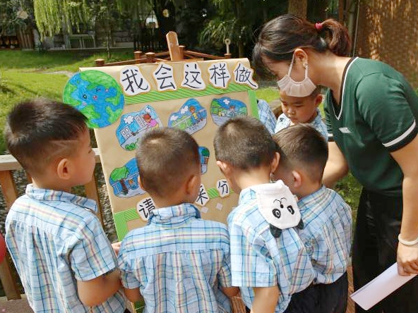 东莞凤岗 “开学第一课”：聚焦垃圾分类新时尚