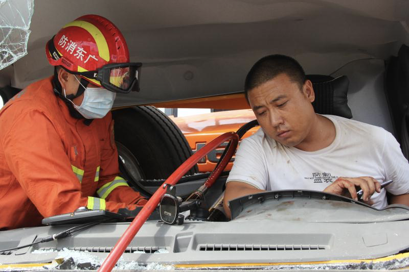 中山大学深圳校区附近发生货柜车追尾事故，消防员动用金属切割机解救被困者