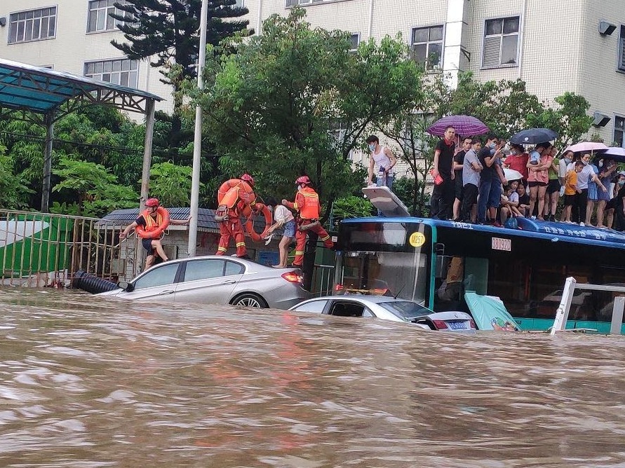 深圳突发暴雨公交车乘客被困，消防队员徒步涉水救人