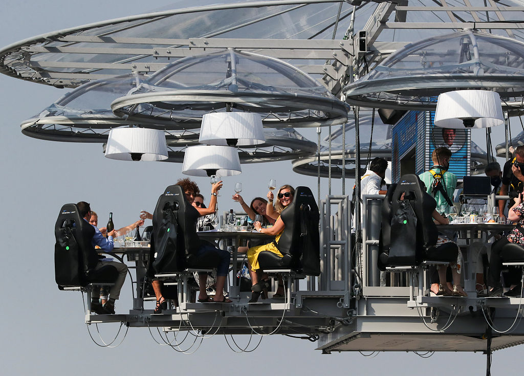 比利时起重机吊起空中餐厅 顾客悬空享受美食