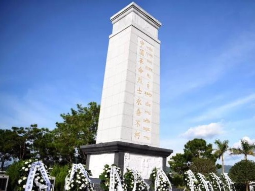 中老双方共同祭扫中国援老挝烈士陵园