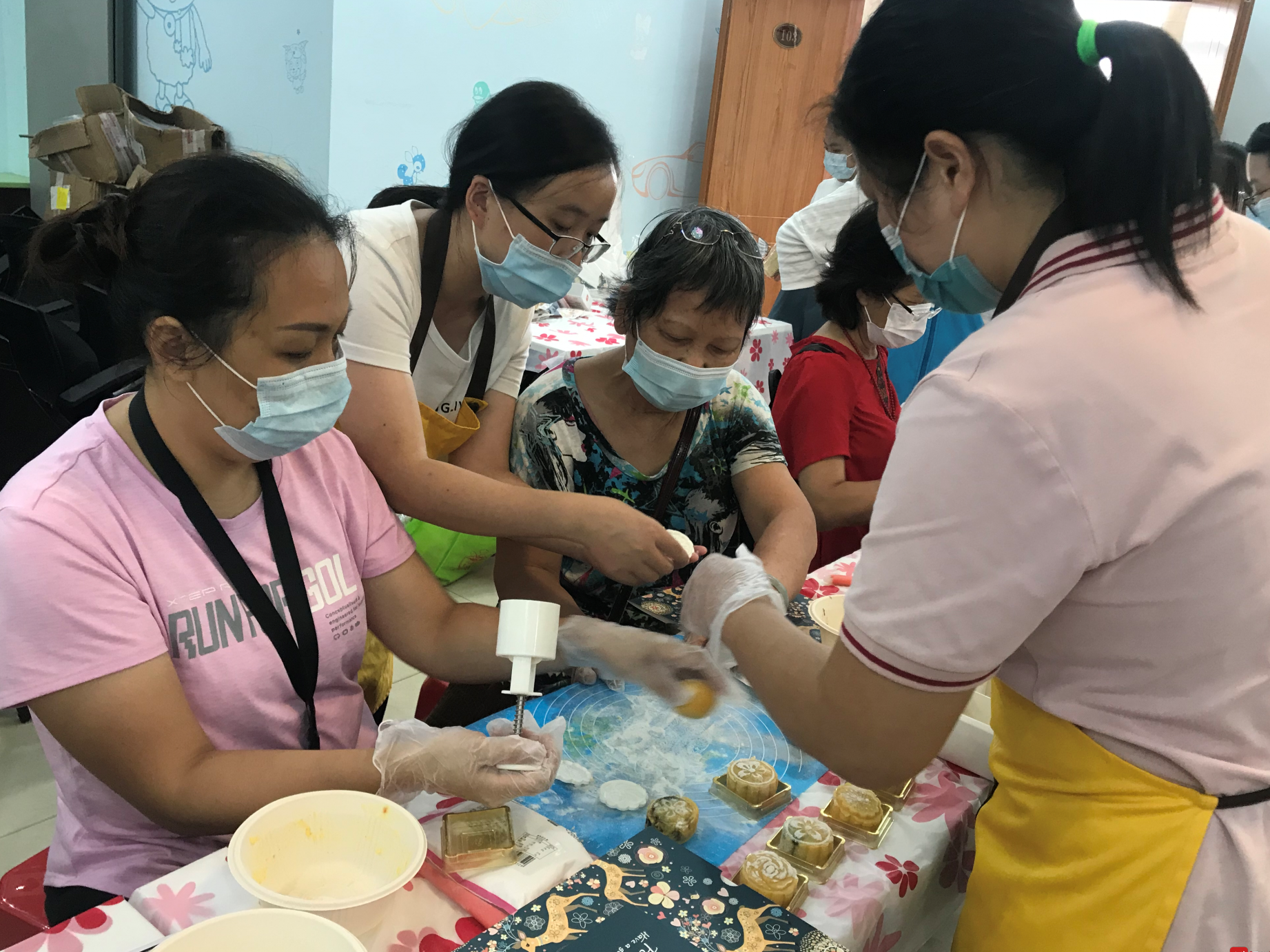 六联社区开展“月满中秋 幸福同行”居民制作月饼活动