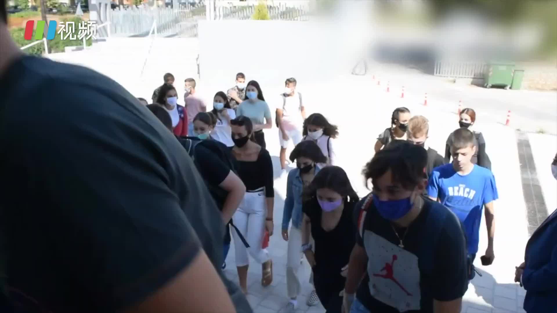 希腊政府给学生发巨型口罩，引发一片吐槽
