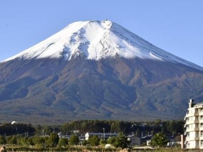 日本富士山山顶出现积雪，较2019年提前一个月左右