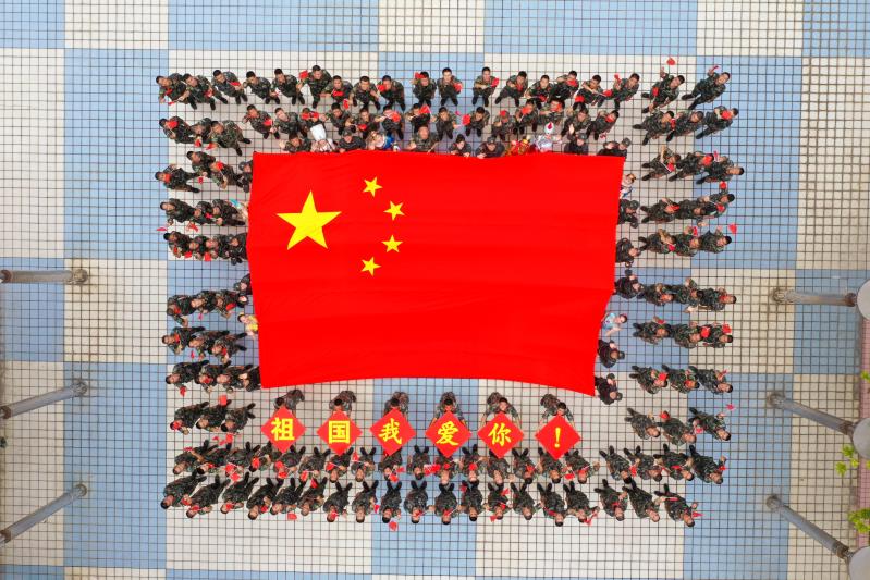 深港卫士手擎巨幅国旗深情表白祖国