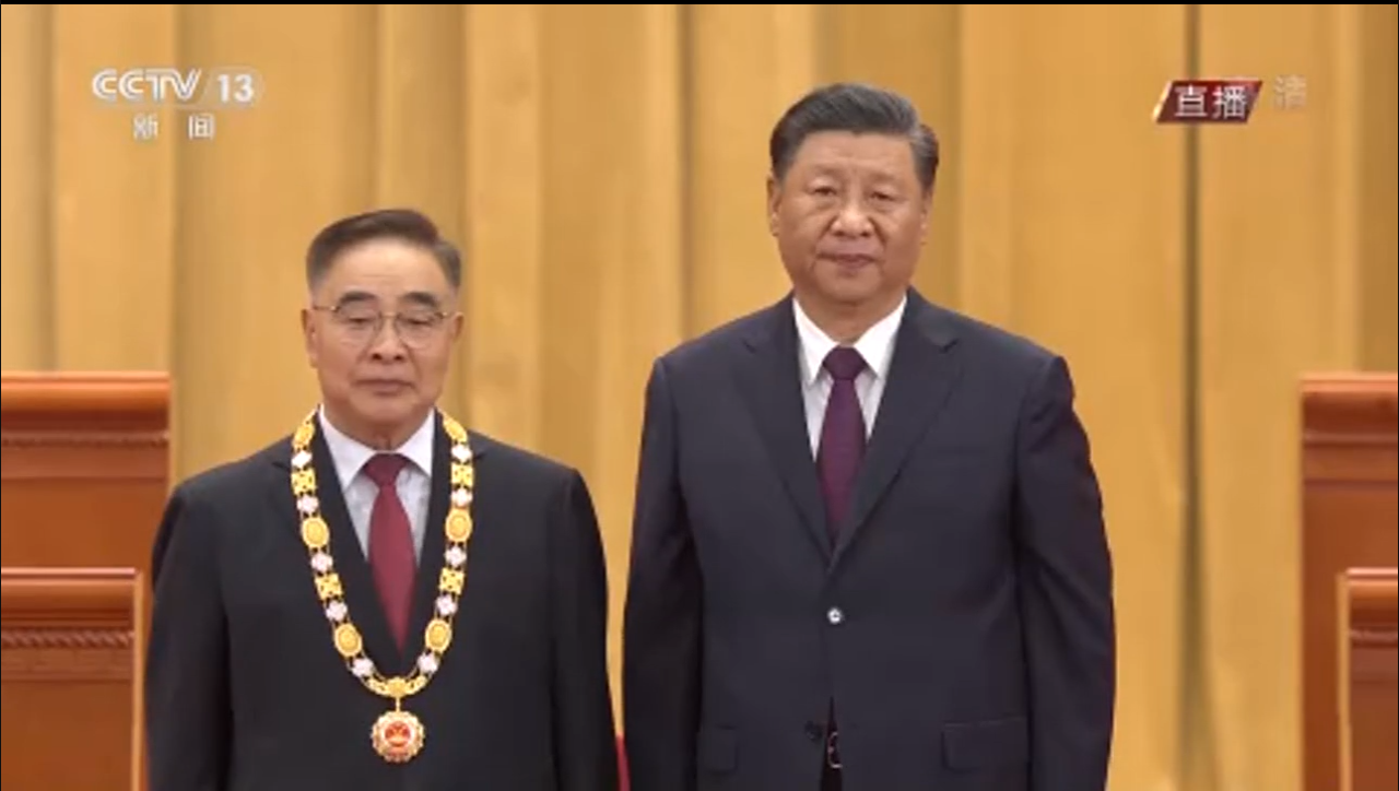 视频丨习近平向张伯礼颁授国家荣誉称号奖章