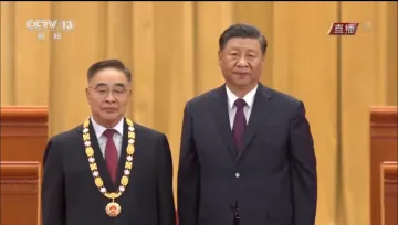 视频丨习近平向张伯礼颁授国家荣誉称号奖章