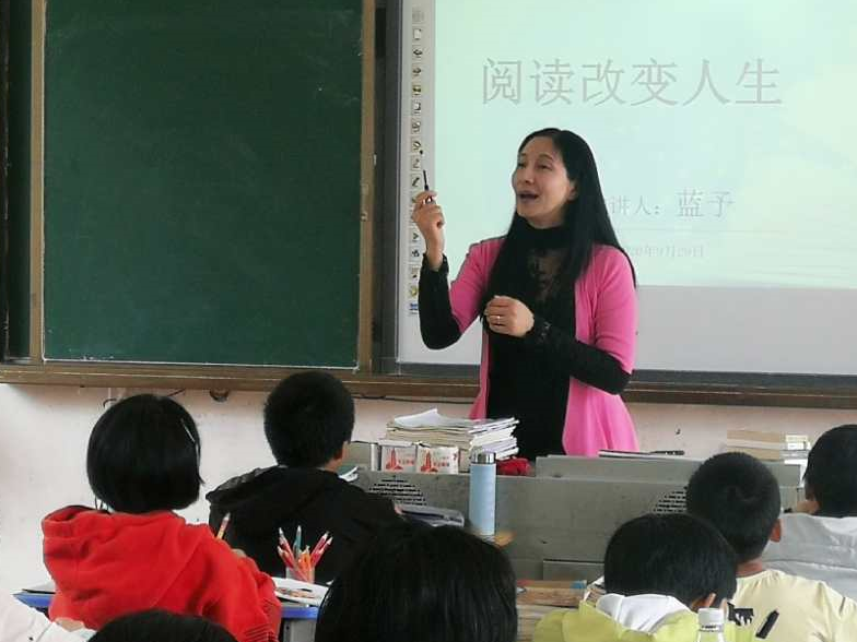 深圳作家画家蓝予回家乡给学校捐赠图书  