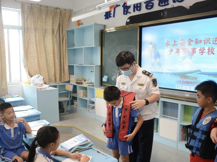 深圳大亚湾海事局积极开展节前水上安全知识进校园活动