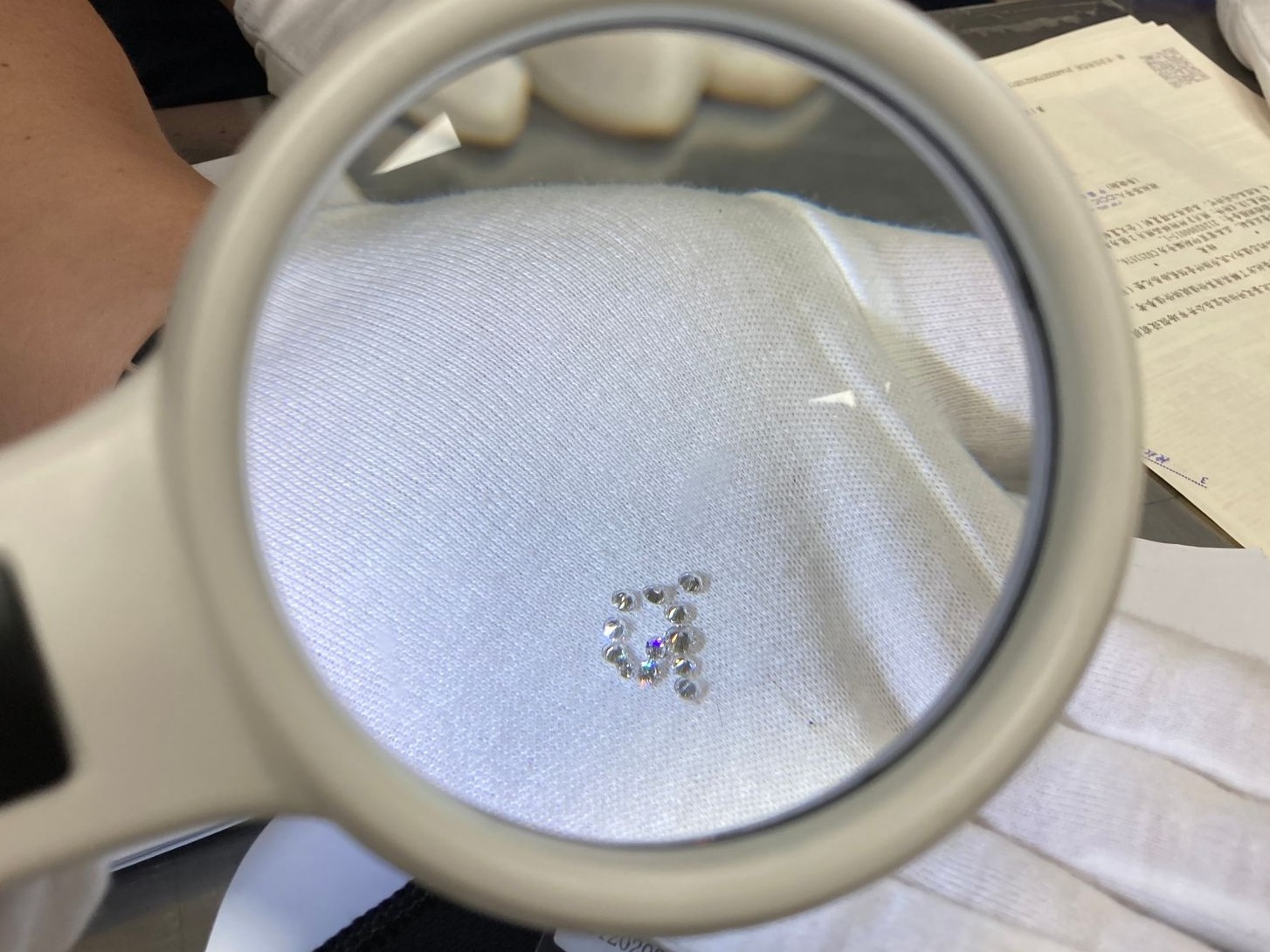 进境快件藏宝石！广州海关连续查获两起宝石伪瞒报寄递情事