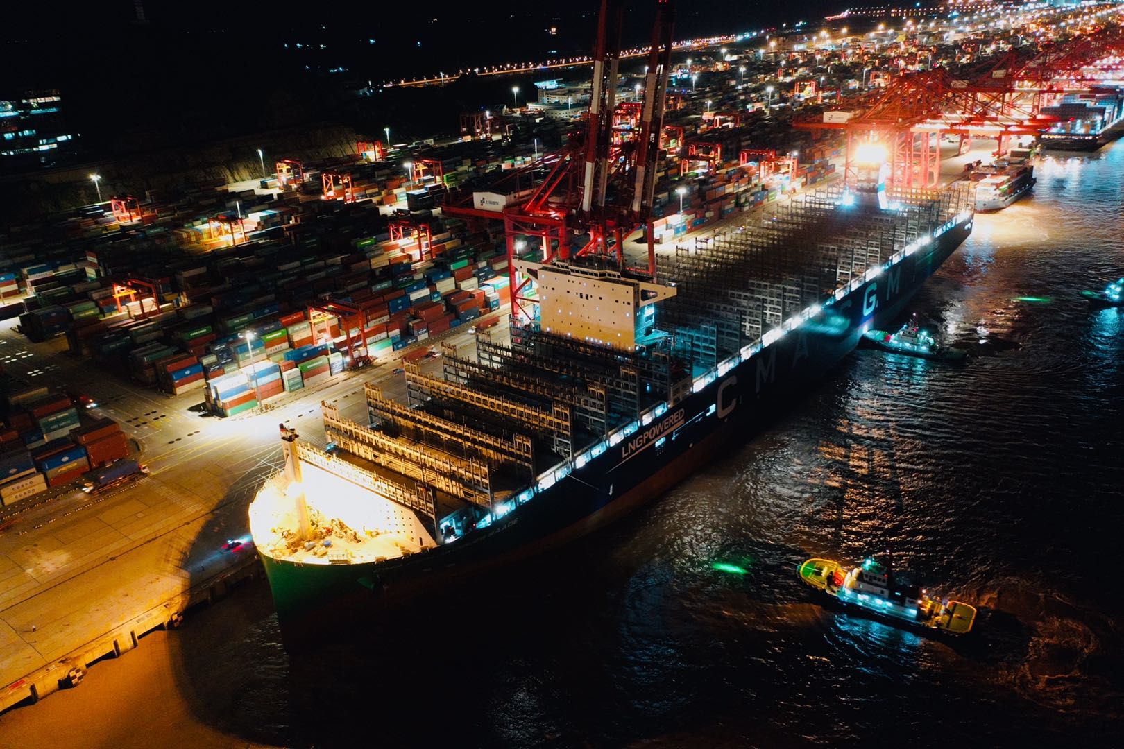 今晚，全球首艘23000箱双燃料动力集装箱船在洋山港投运