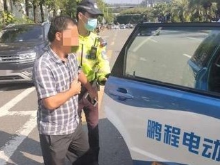 男子突发疾病后向民警求助，深圳交警3分钟将其送至医院 