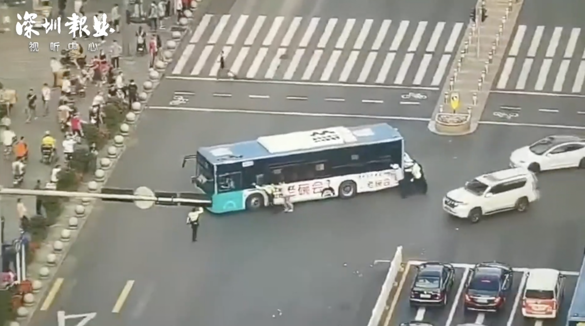 大力出奇迹！深圳警民联手推走故障公交车