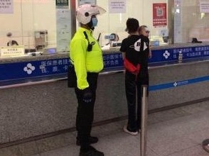 1岁孩子发高烧，罗湖铁骑为其打开绿色“生命通道”
