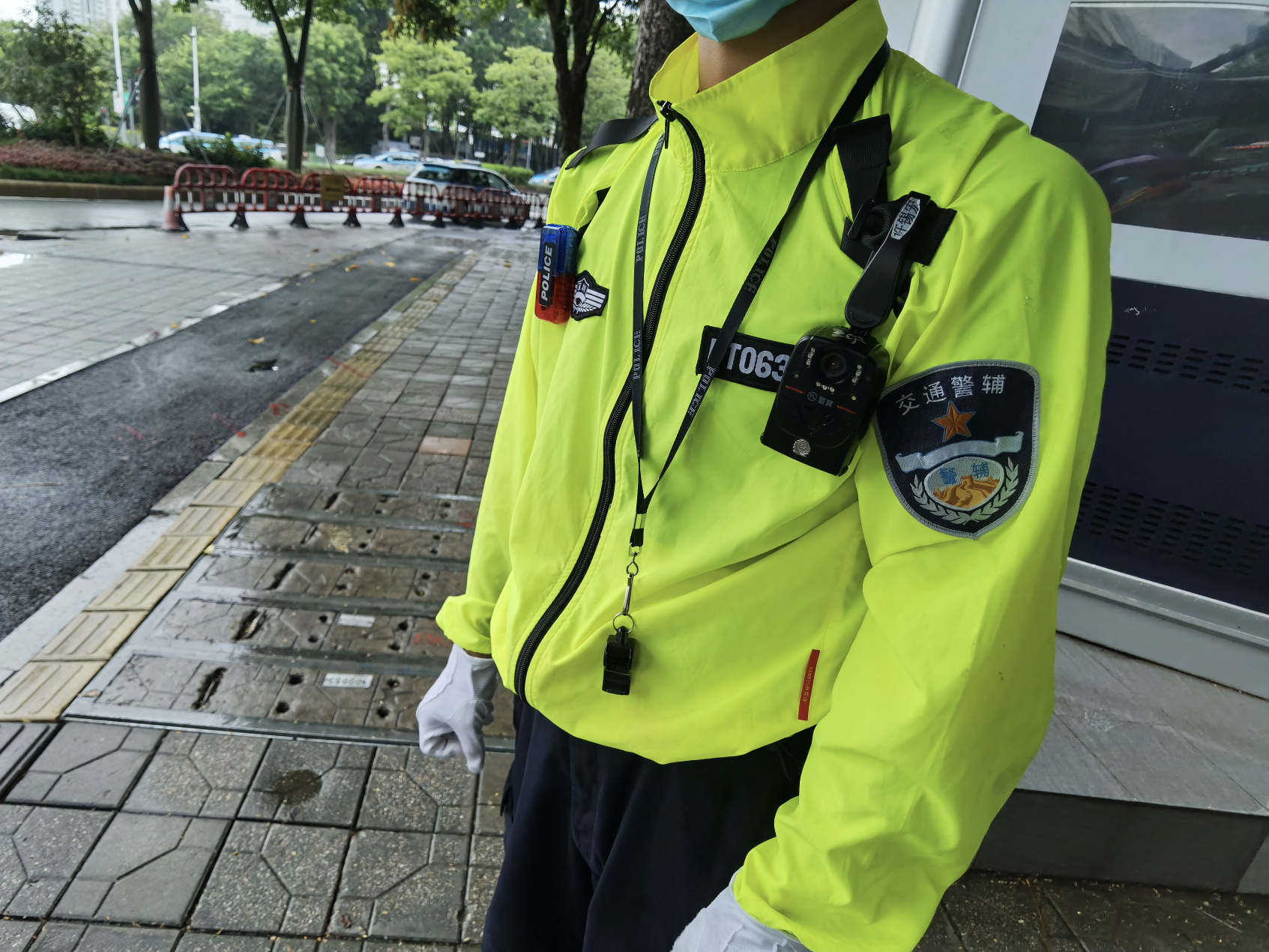 深圳交警“膨胀”了？交警使用降温功能服引热议，网友有赞有弹