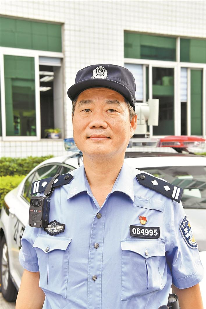 2003年入警,现任深圳市公安局龙岗分局大运城派出所二级警员