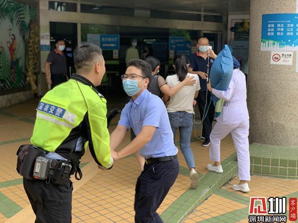 （罗湖）惊险！不到一岁的娃异物呛喉 罗湖交警争分夺秒护送  