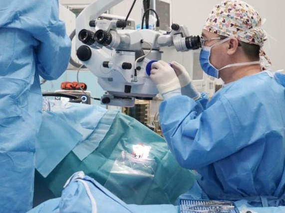 18岁小伙眼外伤濒临眼摘，深圳这家医院开展FCVB手术为他保住眼球