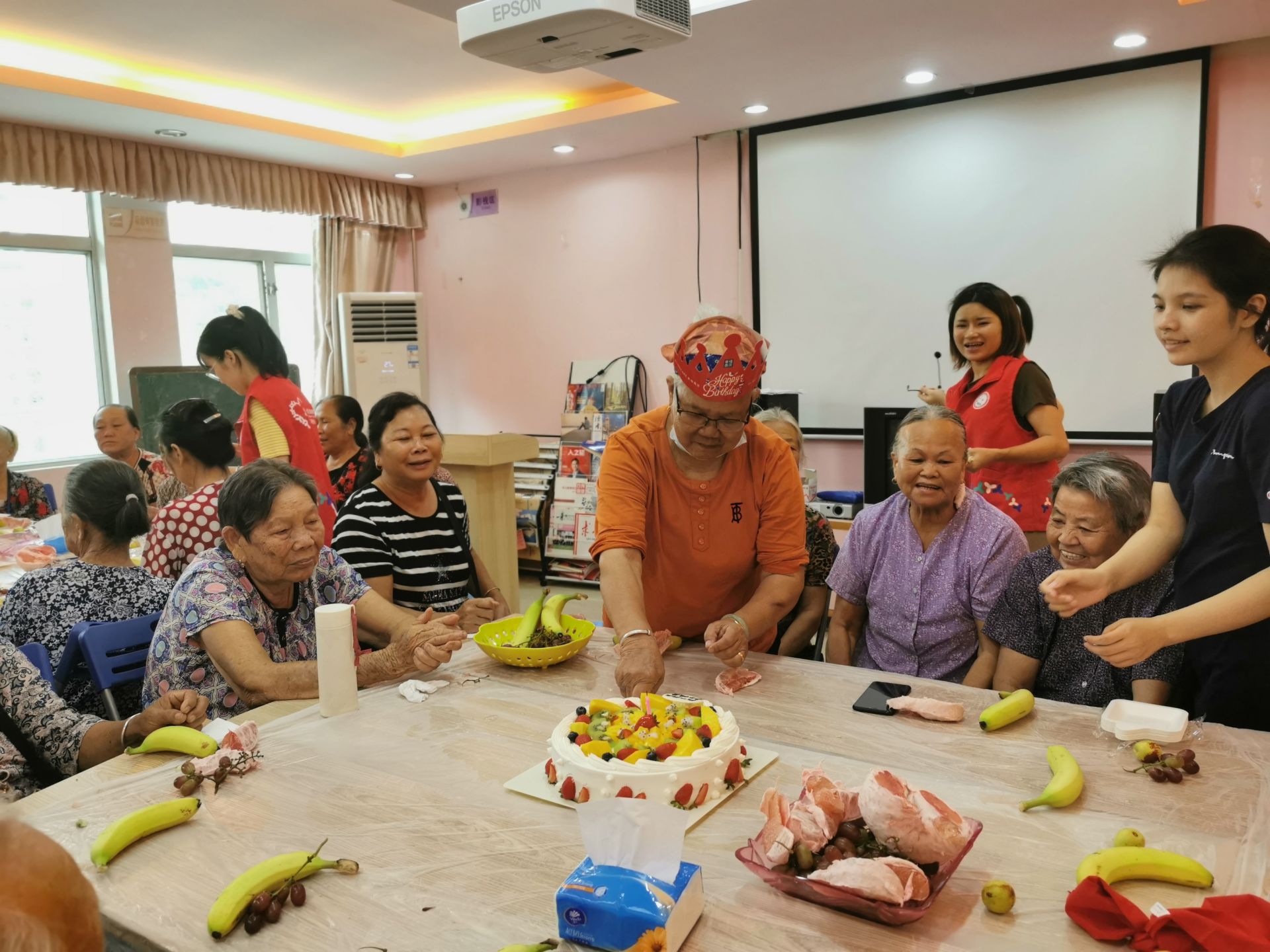 光明迳口社区为归侨侨眷举办长者生日会