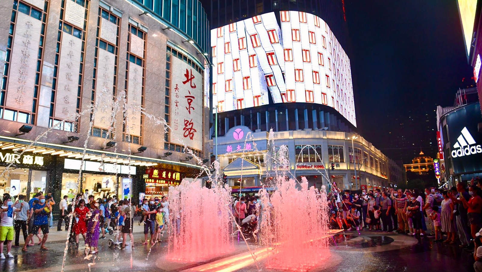 北京路今晚开街，超十万市民到现场买买买！